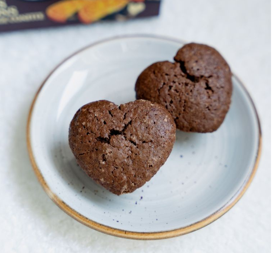 Cœurs de Macarons Chocolat Noir & Orange Confite BIO – Biscuiterie de Provence Macarons Biscuiterie de Provence
