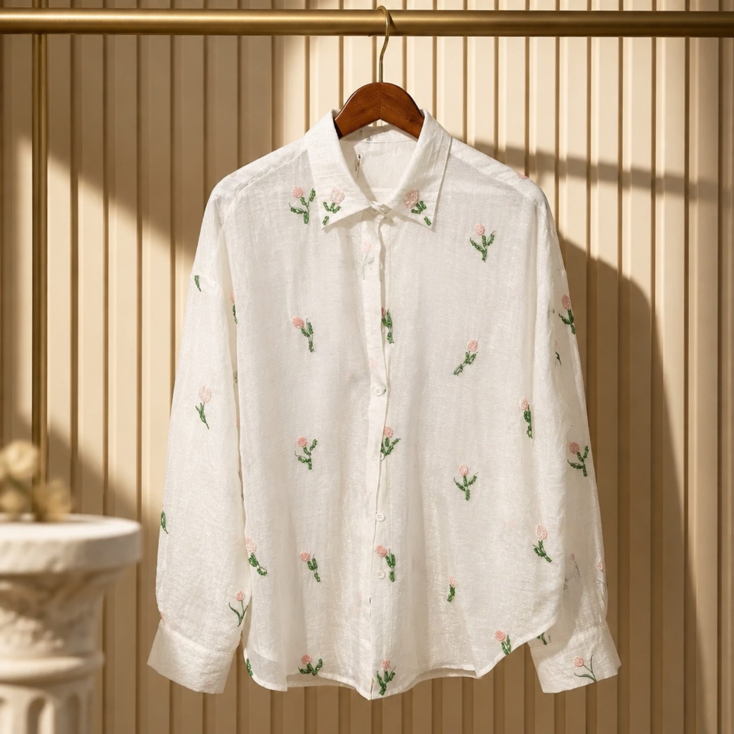 Exklusive Bluse mit floralen Perlenstickereien – Seidenmix in Weiß