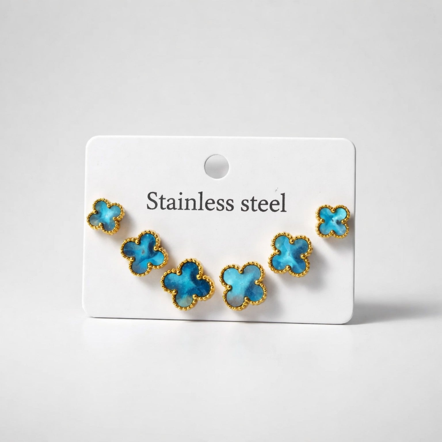 Ohrstecker „Blue Blossom“ – filigrane Eleganz in Türkis Ohrringe Das Zierwerk
