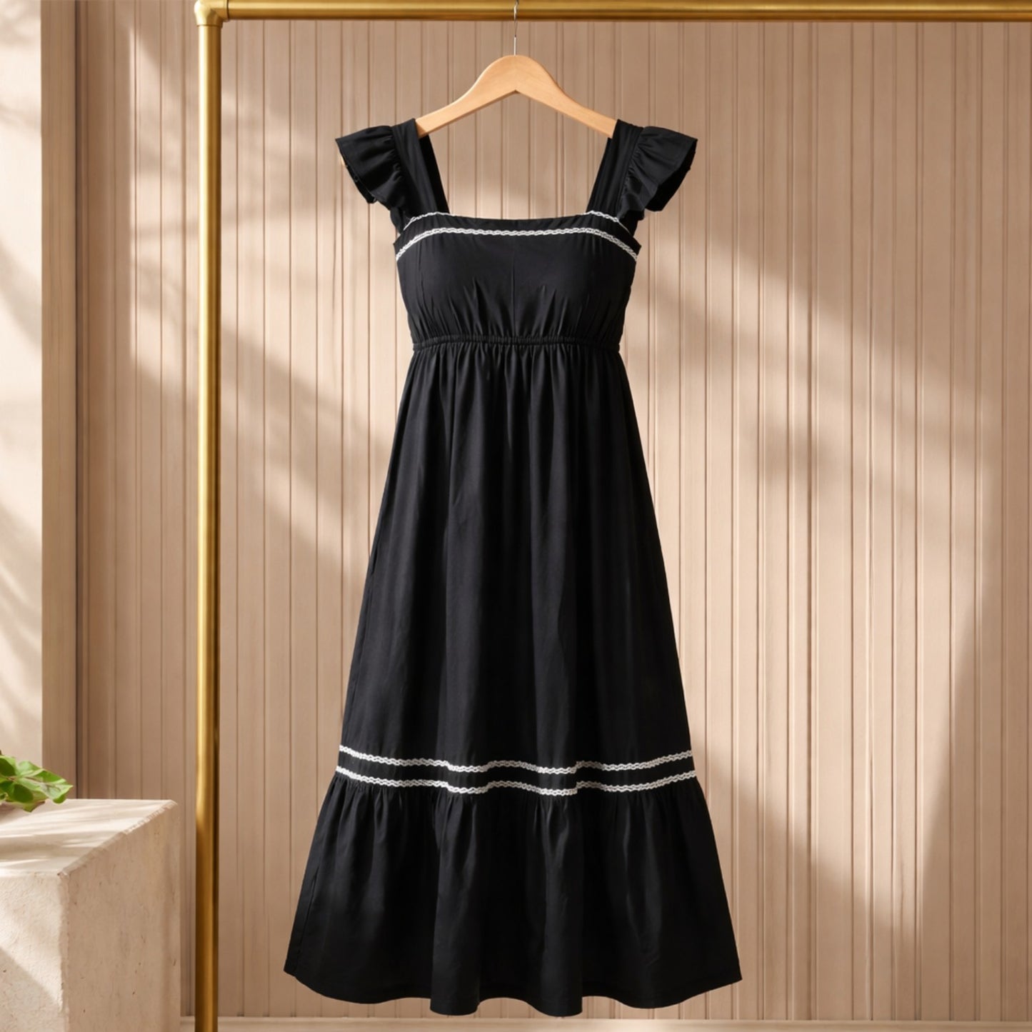 Schwarzes Maxikleid mit Volantträgern – zeitlose Sommer-Eleganz Kleid Das Zierwerk