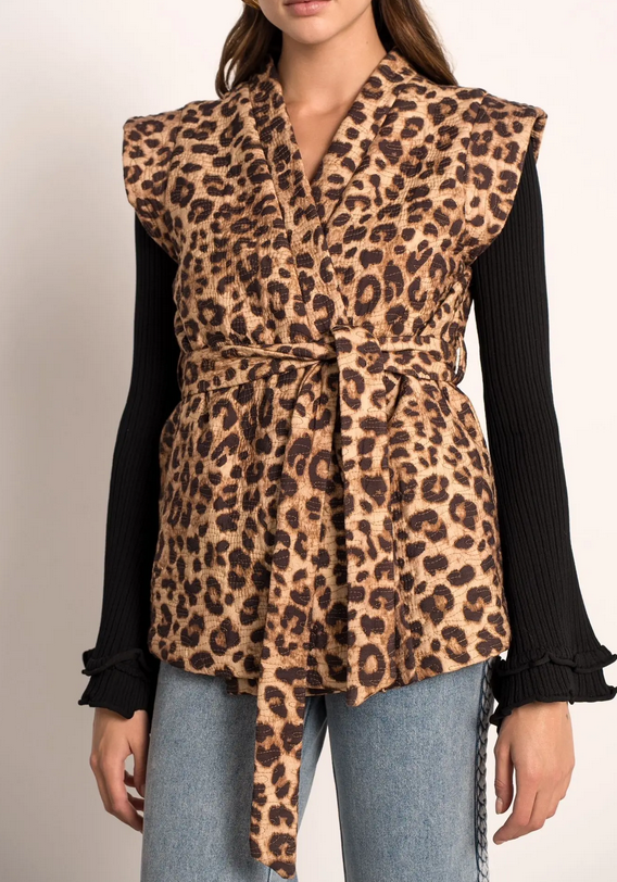 Ärmellose Steppweste mit Taillengürtel im Leopardenmuster