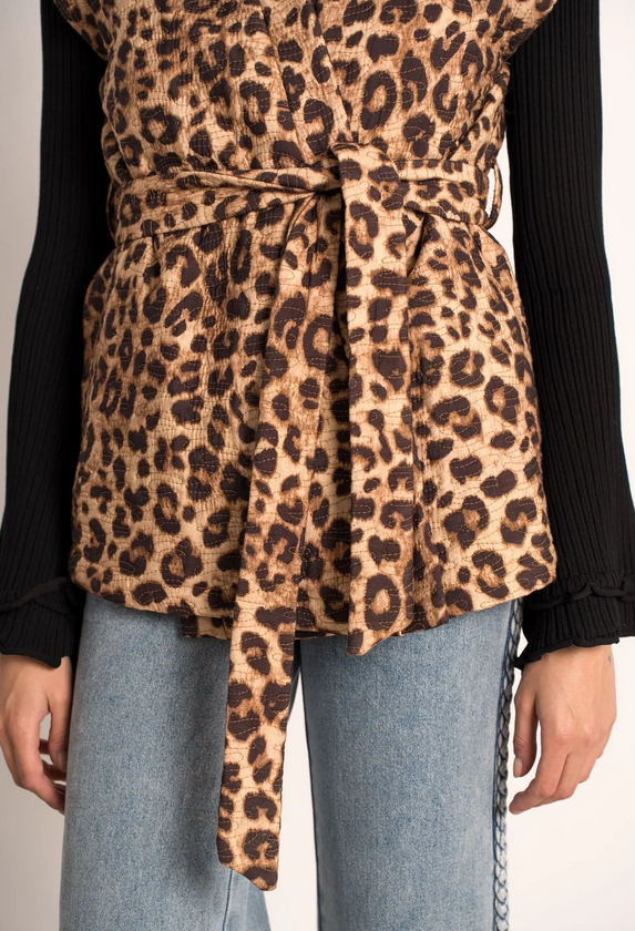 Ärmellose Steppweste mit Taillengürtel im Leopardenmuster
