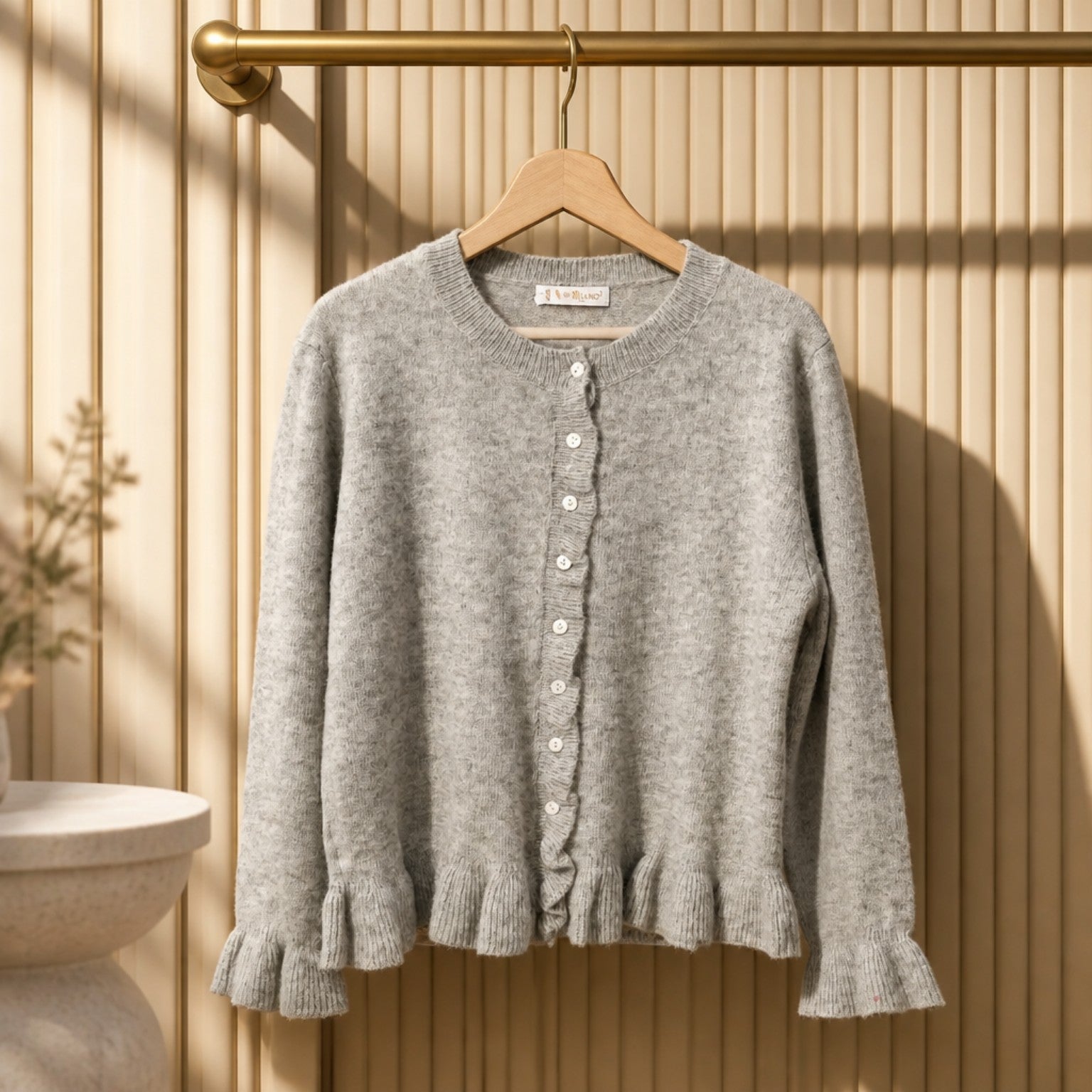 Strickjacke „Ruffle“ – Hellgrau mit Rüschendetails | V. Milano Strickjacke V. Milano