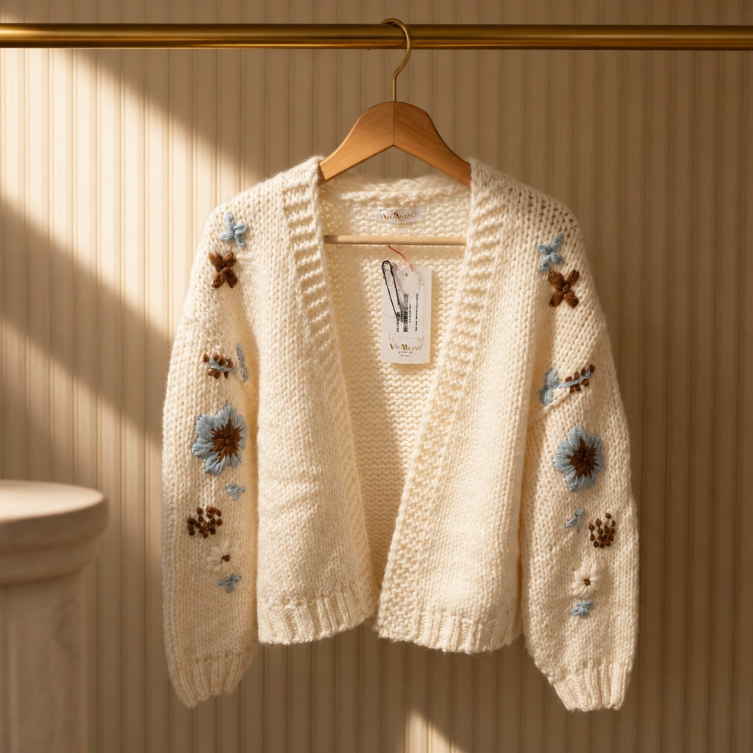 Damen Strickjacke „Fiori“ – Creme mit floraler Stickerei Strickjacke V. Milano