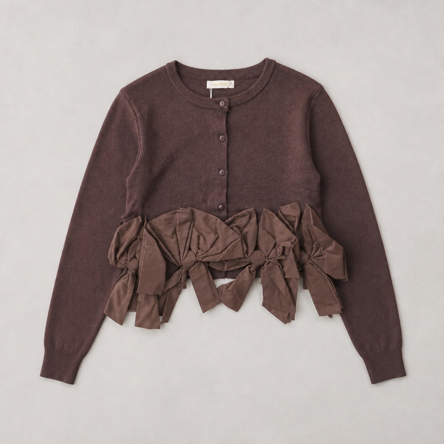 Kurze Strickjacke in Schokobraun mit Schleifen-Details Strickjacke Das Zierwerk