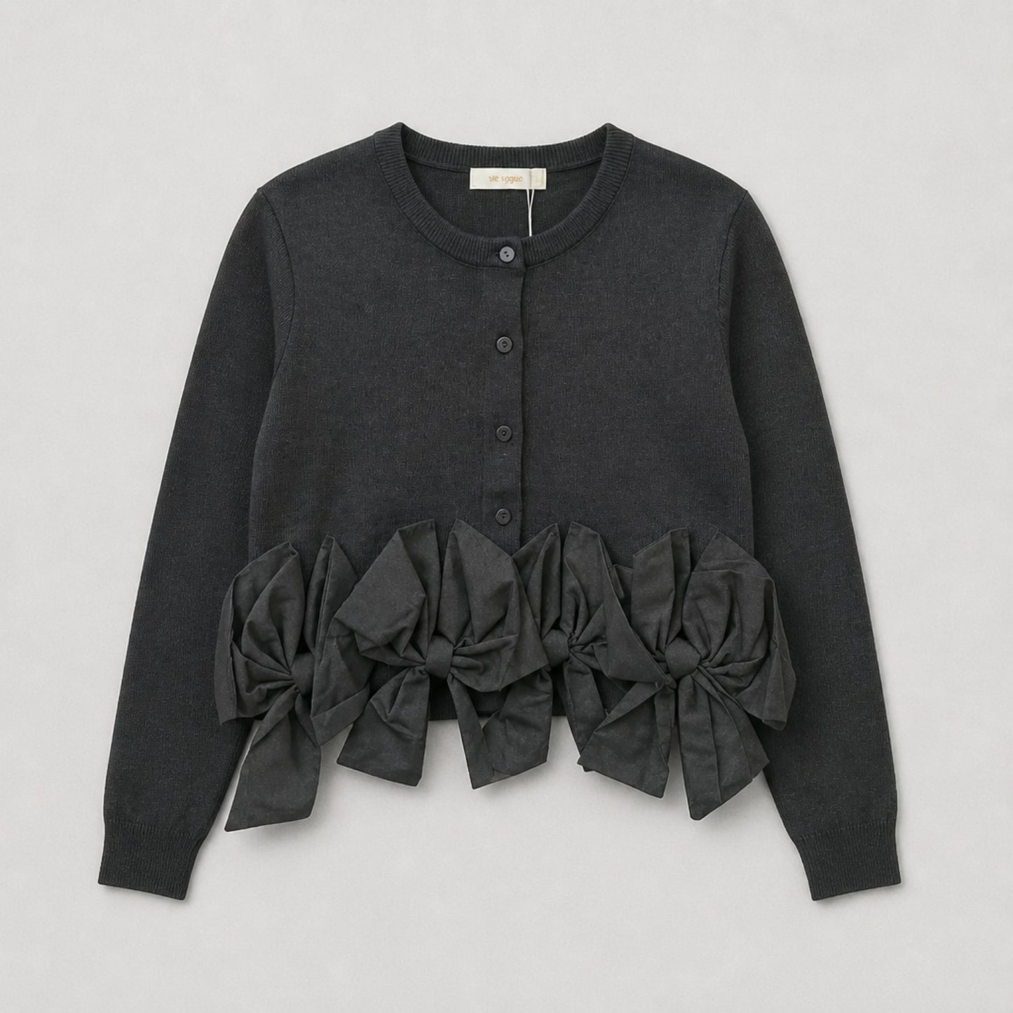 Kurze Strickjacke in Schwarzmit großen Schleifen Strickjacke Das Zierwerk