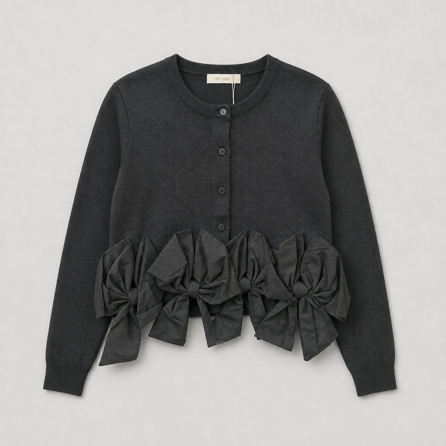 Kurze Strickjacke in Schwarzmit großen Schleifen Strickjacke Das Zierwerk
