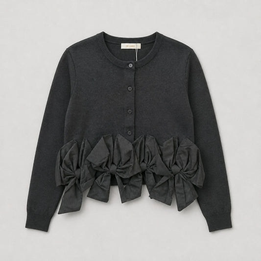 Kurze Strickjacke in Schwarzmit großen Schleifen Strickjacke Das Zierwerk