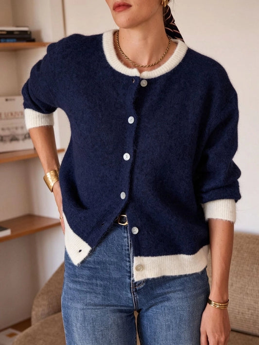 Flauschiger Strickcardigan – Creme & Marineblau Strickjacke IN APRIL 1986