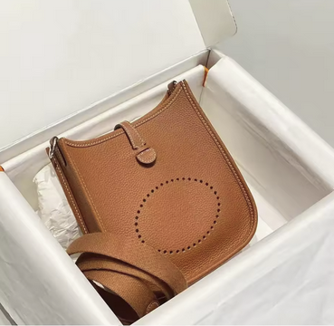 Handgefertigte Ledertasche – schlicht, edel & zeitlos