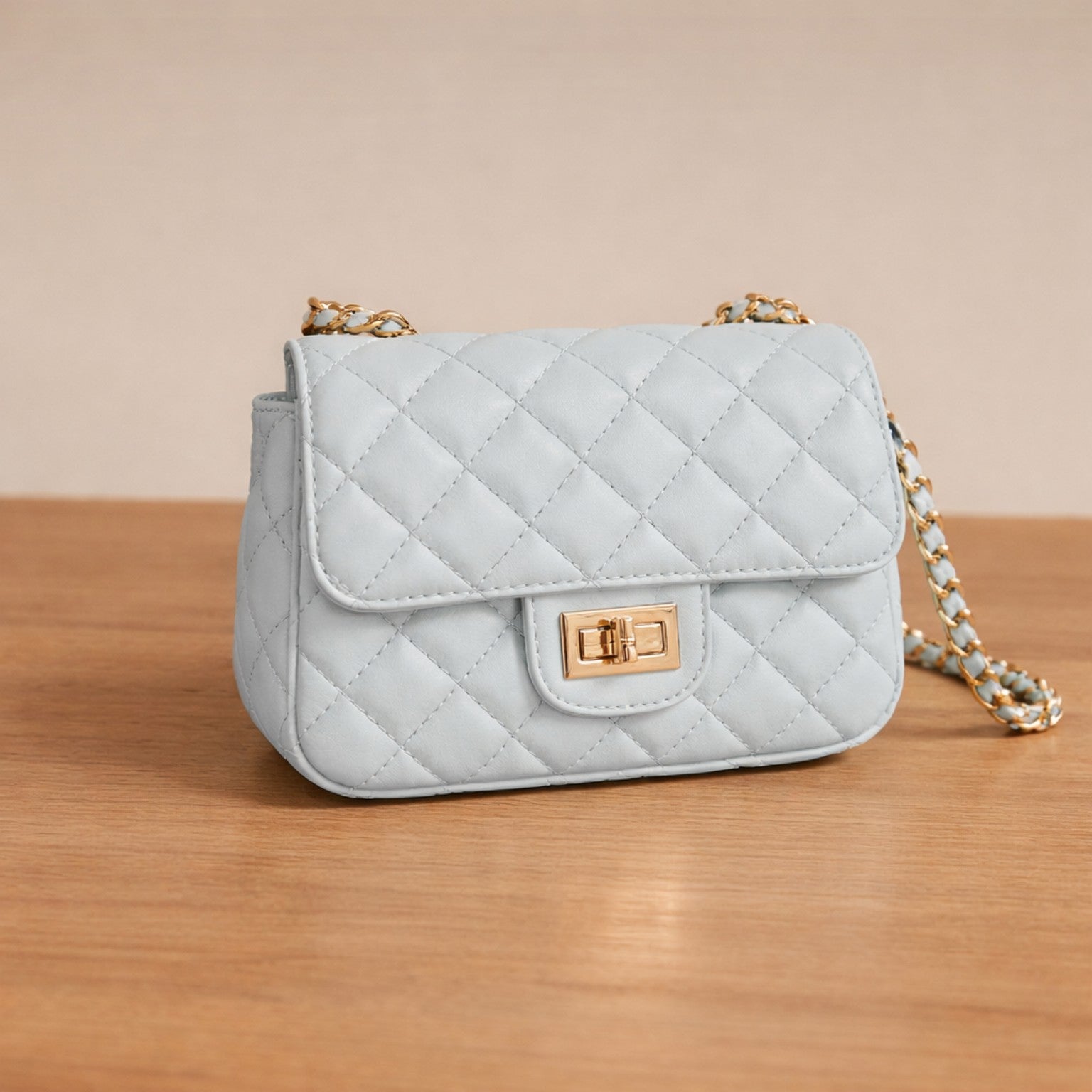 Stepp Tasche in Hellblau mit Goldkette Tasche Das Zierwerk