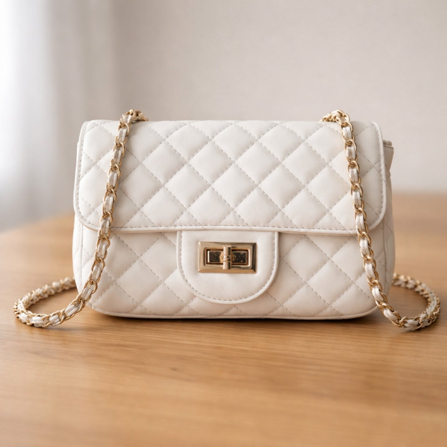 Stepp Tasche in Weiß mit Goldkette Tasche Das Zierwerk