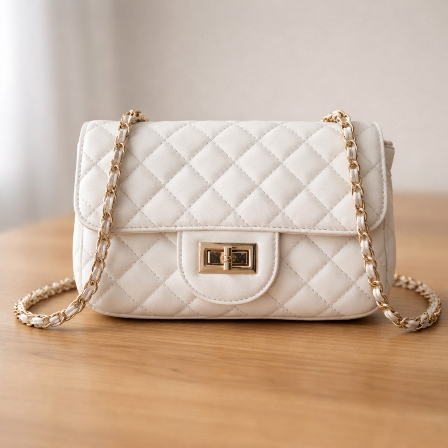 Stepp Tasche in Weiß mit Goldkette Tasche Das Zierwerk