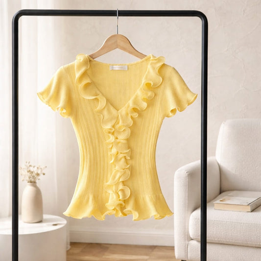 Sunny Ruffle – Gelbes Rüschen-Top & Strickjacke in Einheitsgröße Shirt Das Zierwerk