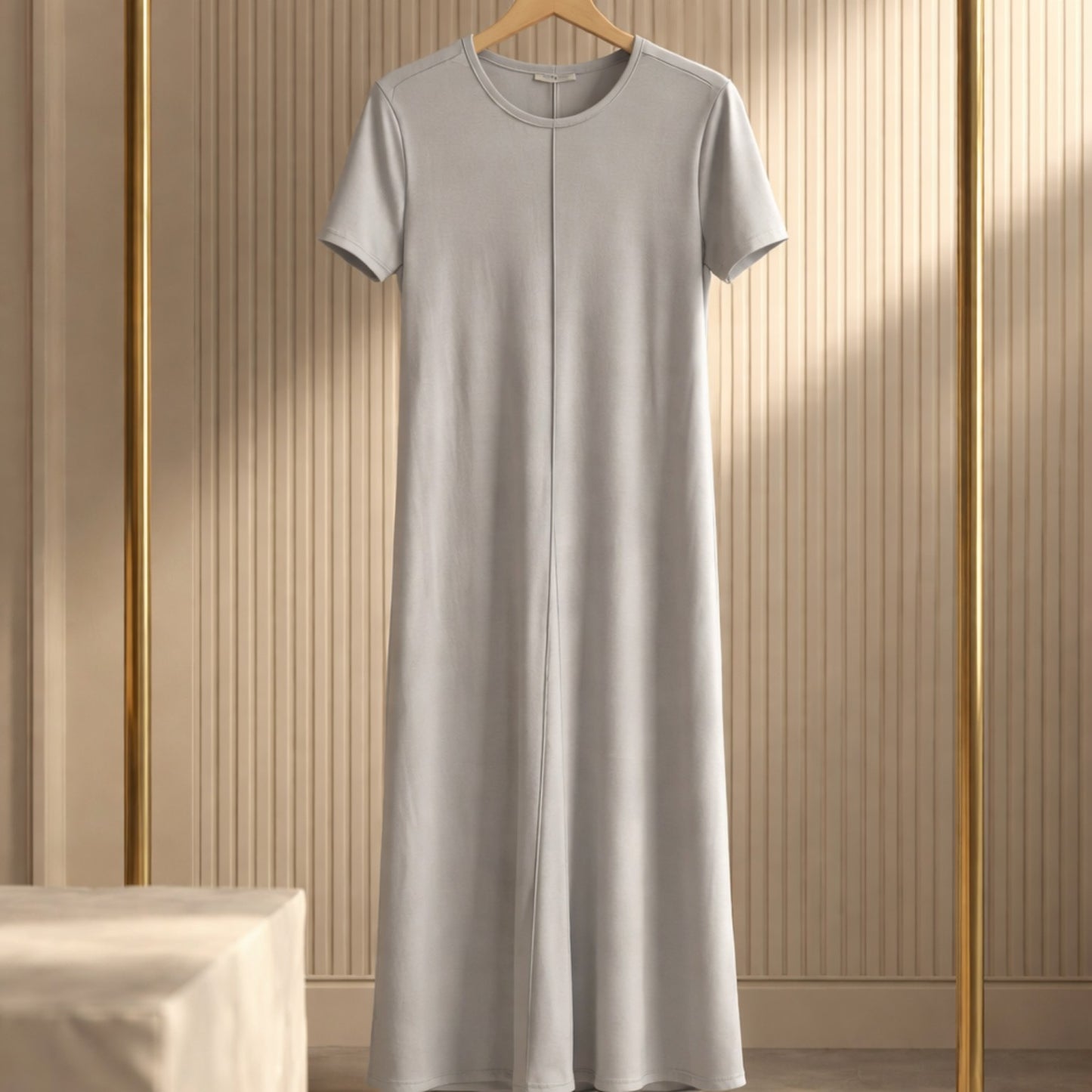 Fließendes Midikleid in Hellgrau