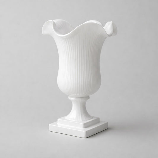 Dekovase auf Fuß – klassisch, elegant & zeitlos Vase Das Zierwerk