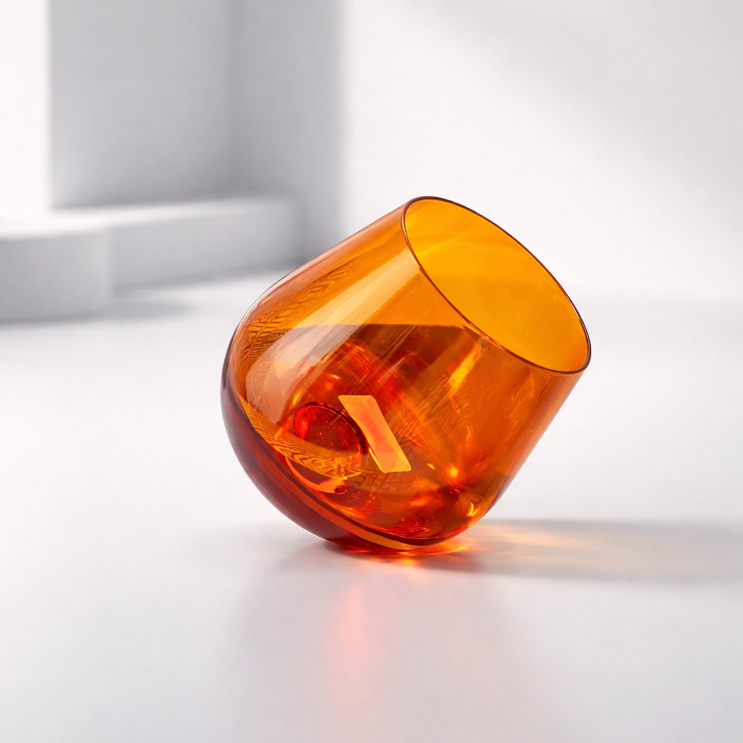 Liegendes Weinglas ohne Stiel – Design-Statement in Orange Weinglas Das Zierwerk