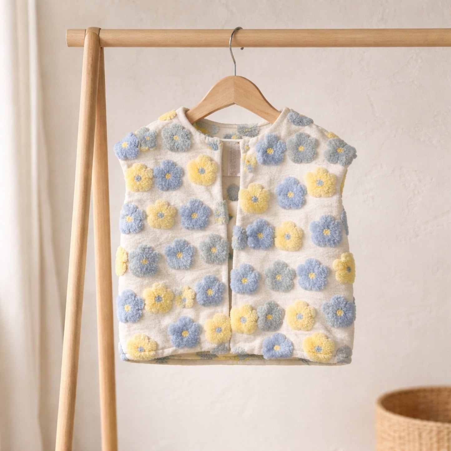 Weste mit Blüten in Blau & Gelb – ein Hauch von Sommer Weste Das Zierwerk
