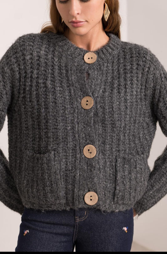 Graue Strickjacke mit Holzknöpfen – Kuschelig, stylisch & zeitlos