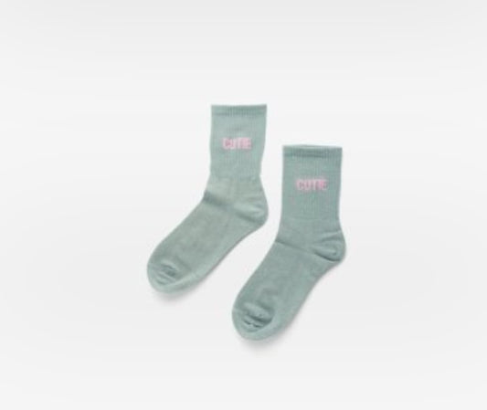 Statement-Socken – CUTE in Mint mit Rosa Schrift