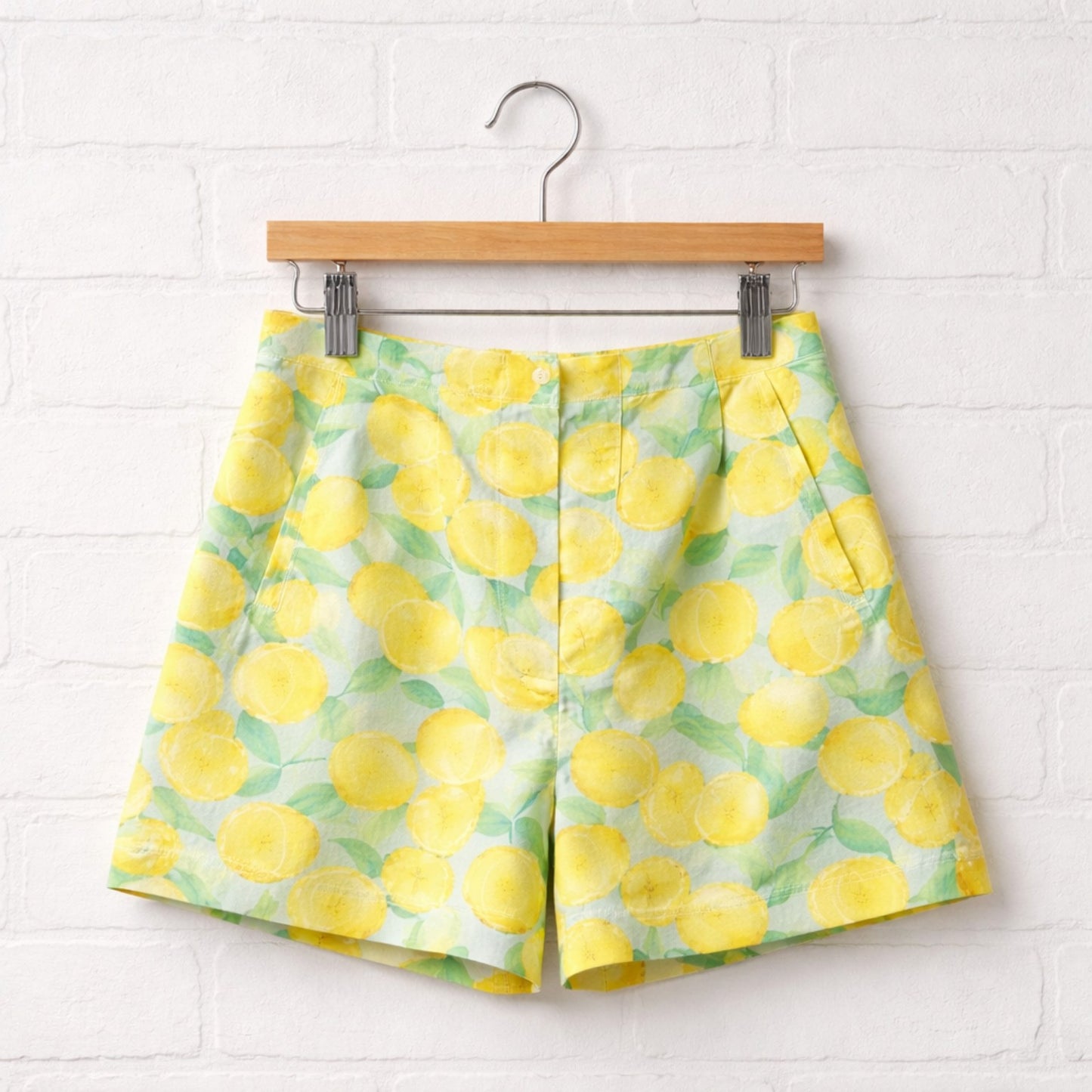 Zitronen-Shorts in Pastellblau – sommerliche Damen Shorts mit mediterranem Print Shorts Das Zierwerk