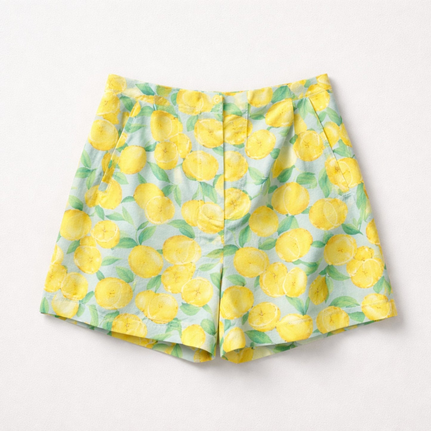 Zitronen-Shorts in Pastellblau – sommerliche Damen Shorts mit mediterranem Print Shorts Das Zierwerk