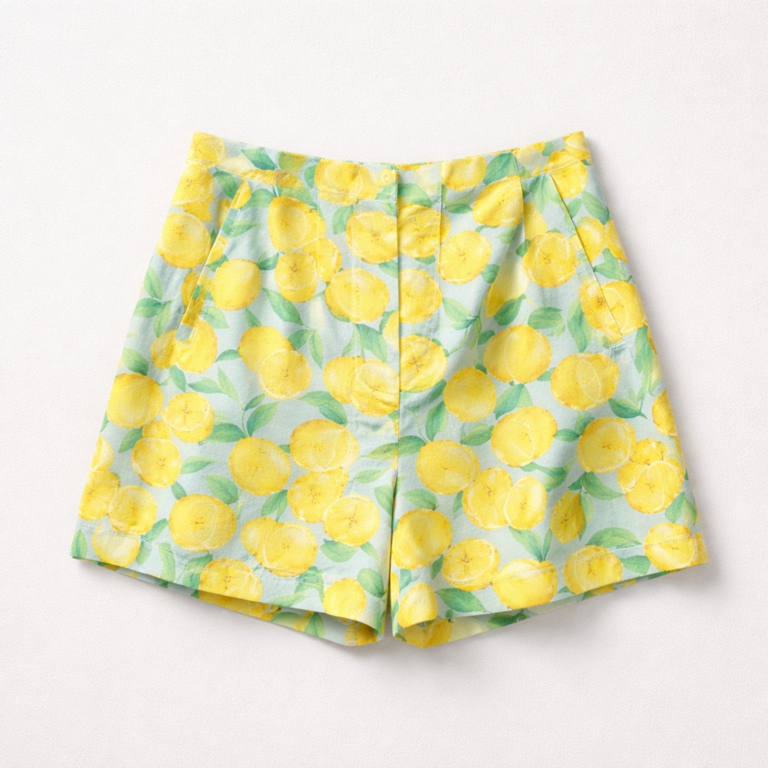 Zitronen-Shorts in Pastellblau – sommerliche Damen Shorts mit mediterranem Print Shorts Das Zierwerk