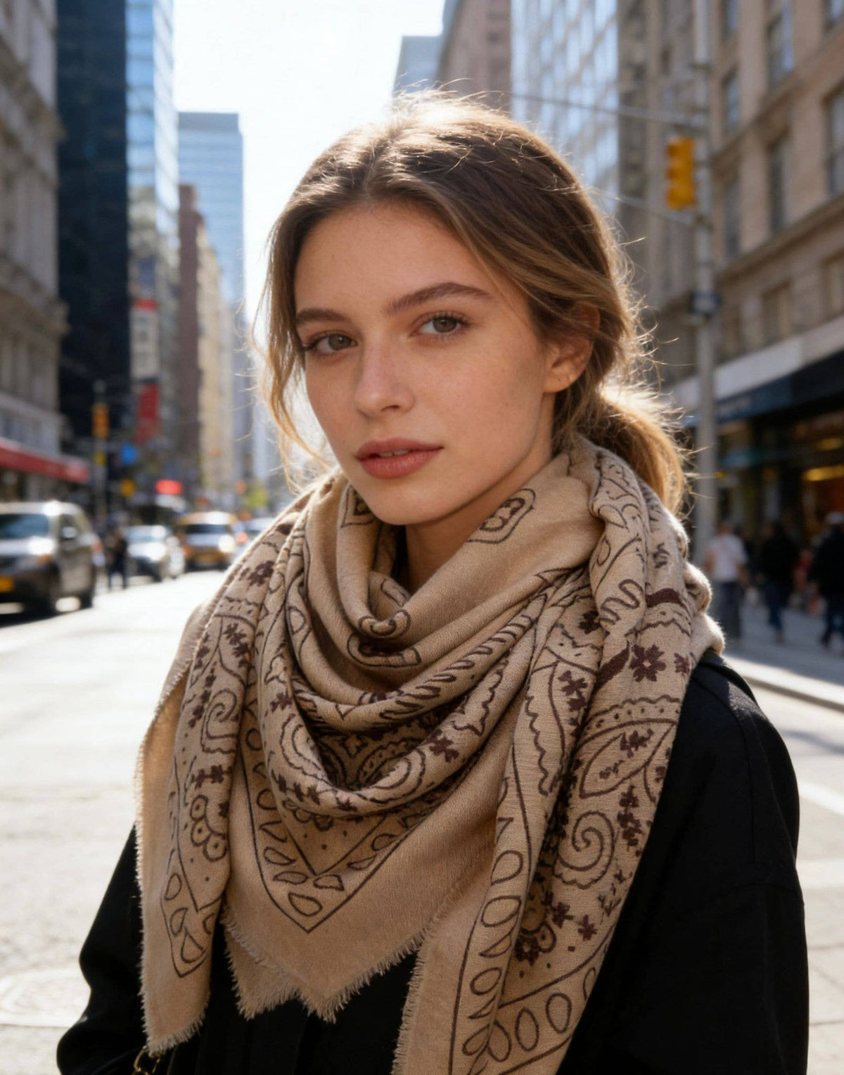 Großes Quadrat-Halstuch mit Bandana-Muster – 110×110 cm | Helltaupe | LINETA Schal LINETA