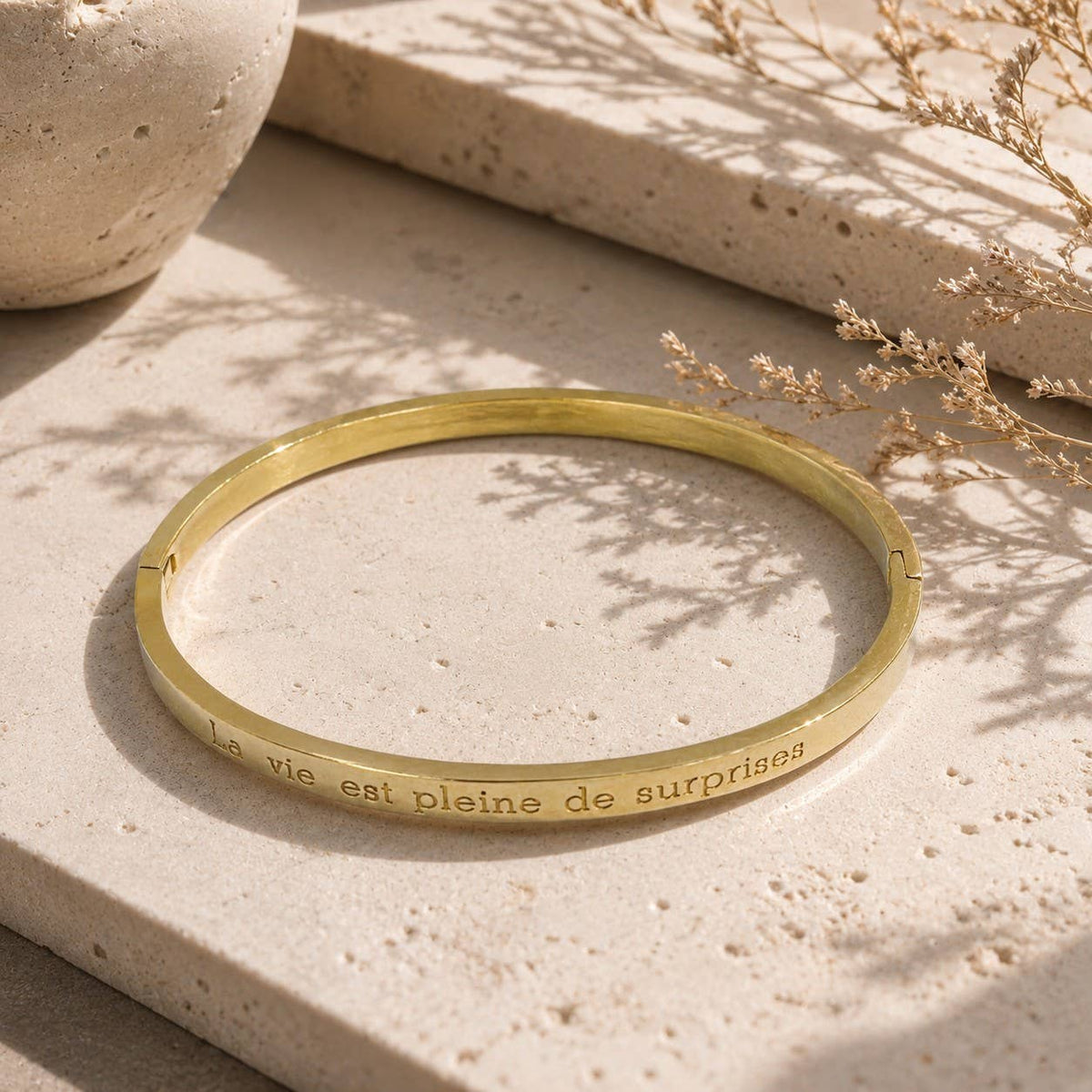 Edelstahl-Armreif mit Gravur „Das Leben ist voller Überraschungen“ – Silber Armband Pinky Roza