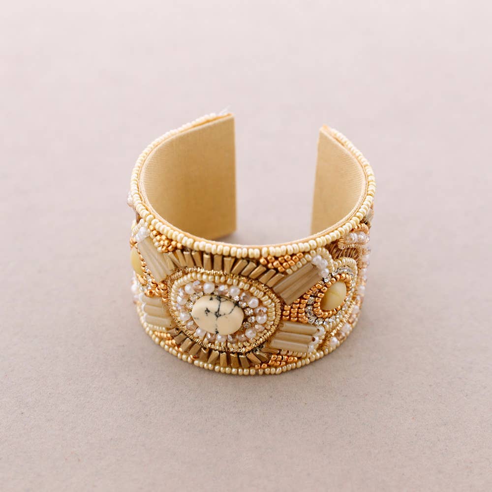 Elegantes Statement-Armband in Creme mit Perlen und Naturstein