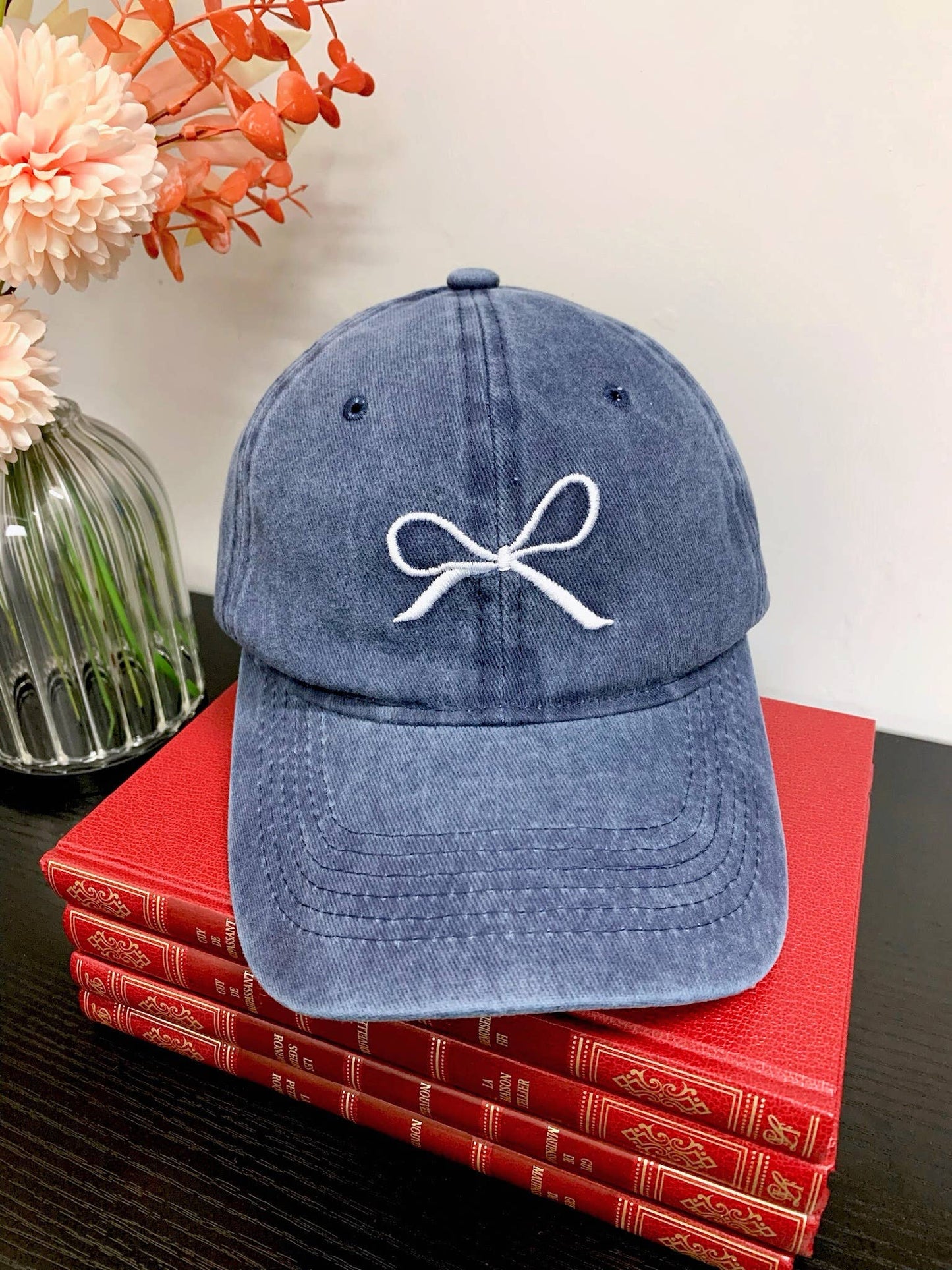 Jeans-Cap mit gestickter Schleife – Lässig, feminin& absolut alltagstauglich Mütze Das Zierwerk