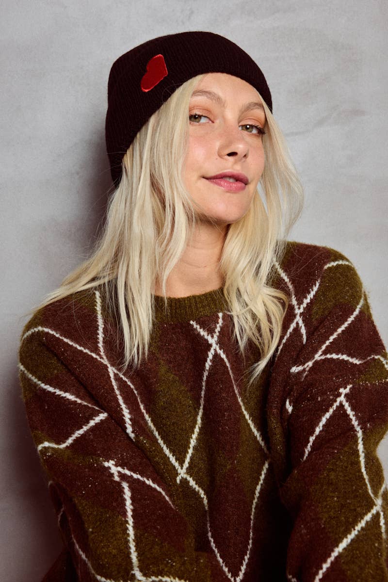 Schwarze Mütze mit rotem Herz – warmer Winter-Beanie aus Acryl