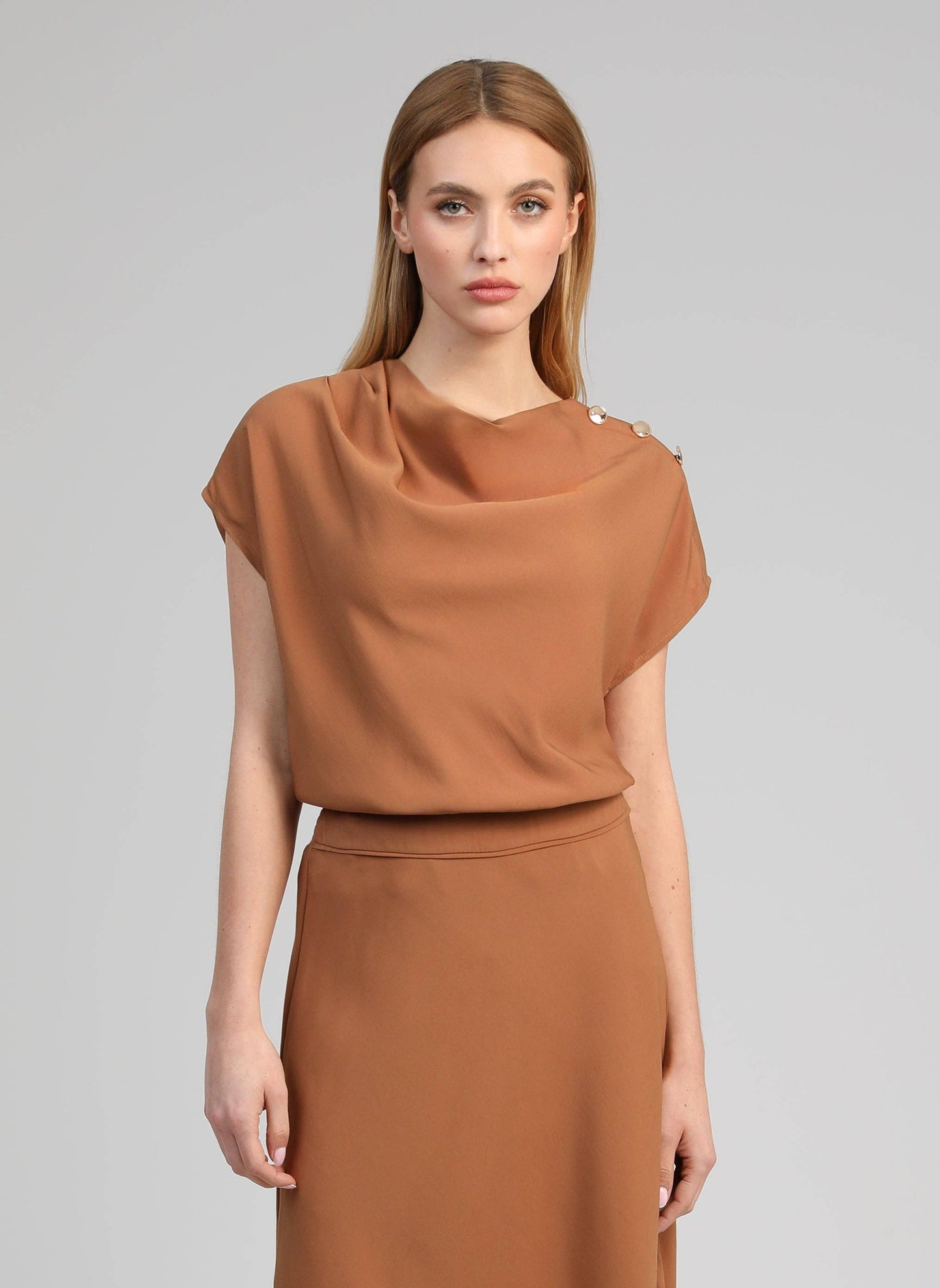Top – Gr. S, Wildleder-Optik, Muschelausschnitt, goldene Knöpfe | An’ge Bluse An'ge