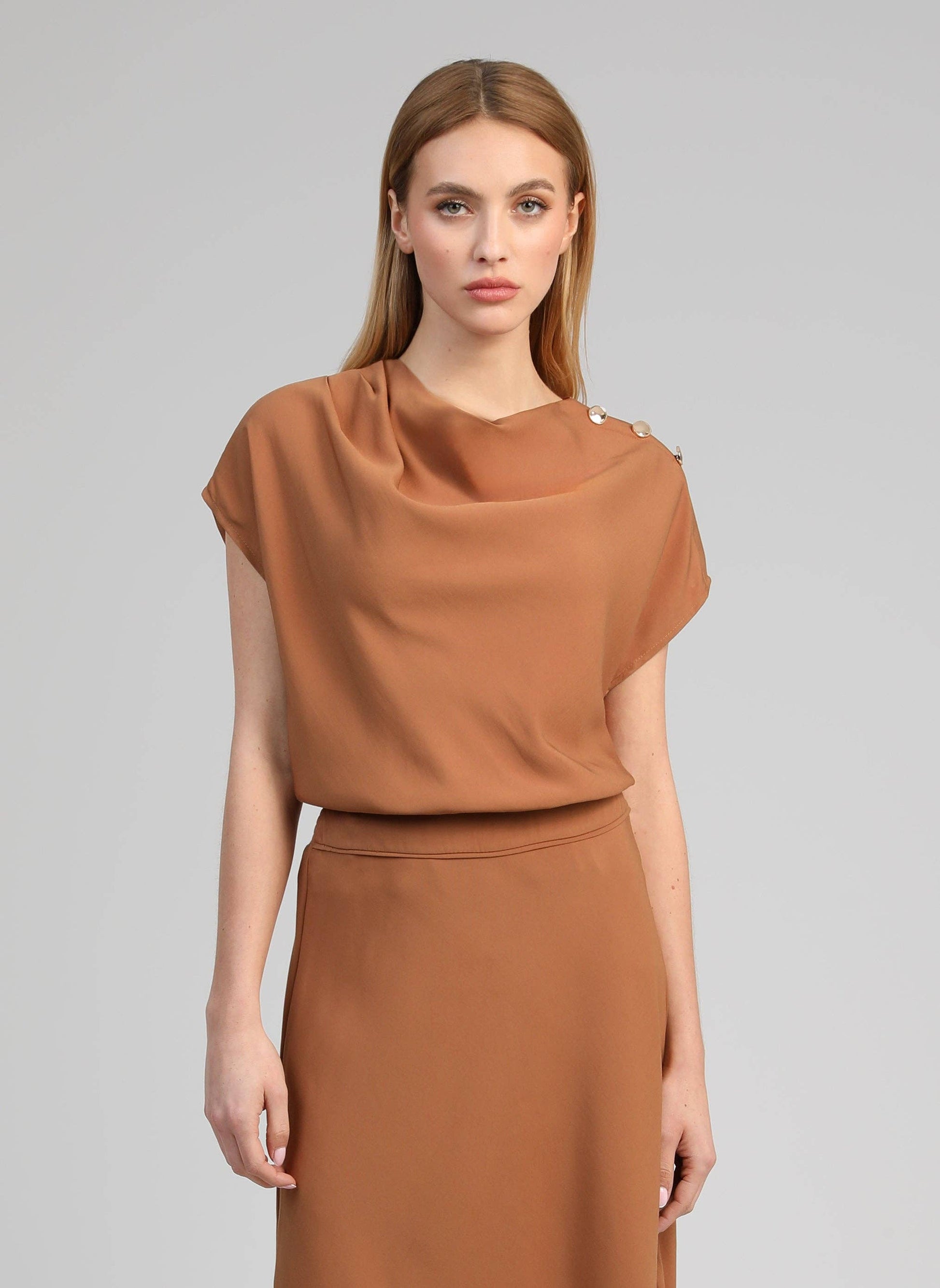 Top – Gr. S, Wildleder-Optik, Muschelausschnitt, goldene Knöpfe | An’ge Bluse An'ge
