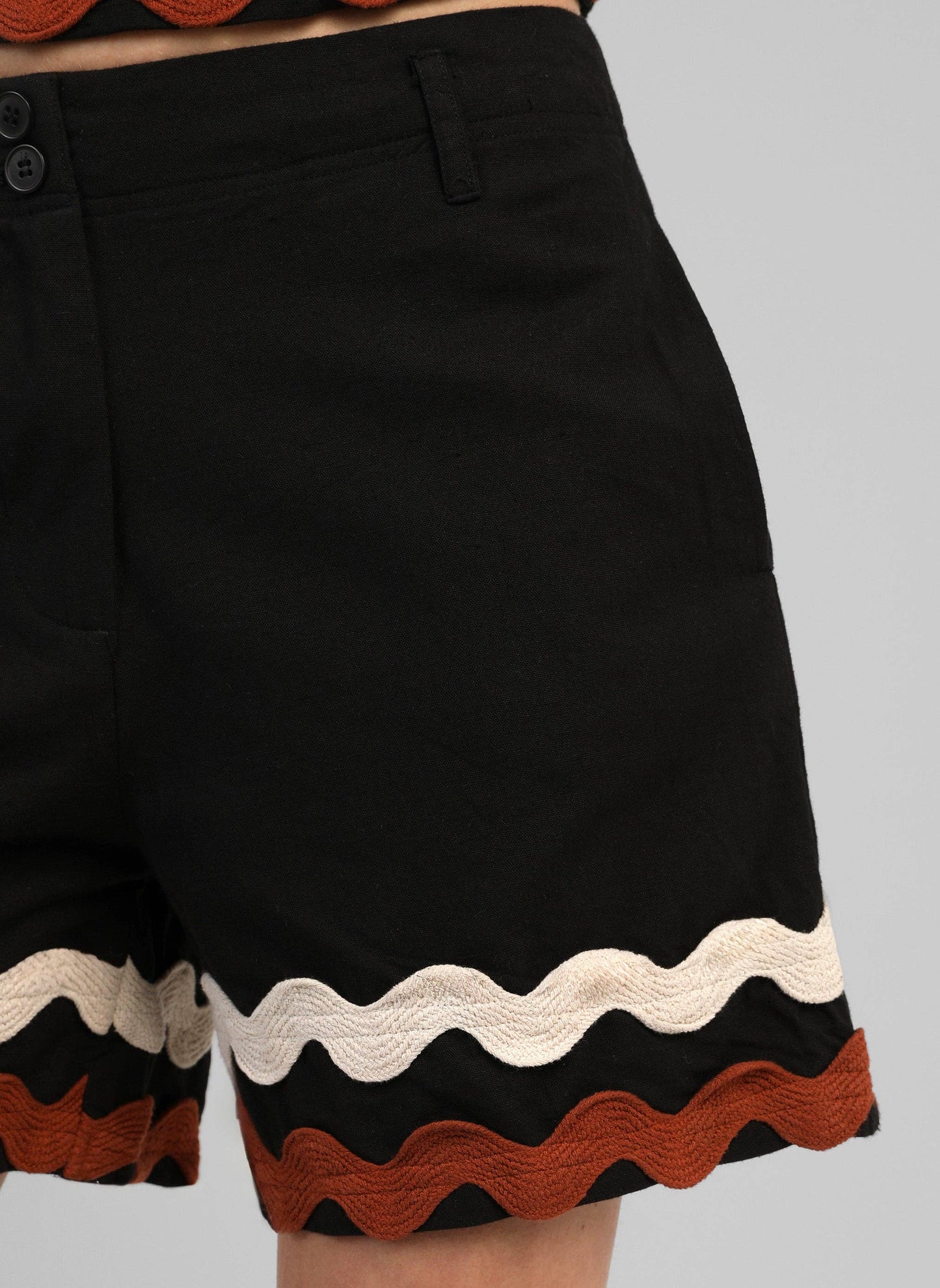 Shorts – Gr. S, Schwarz, Baumwollstickereien, gerader Schnitt | An’ge Shorts An'ge