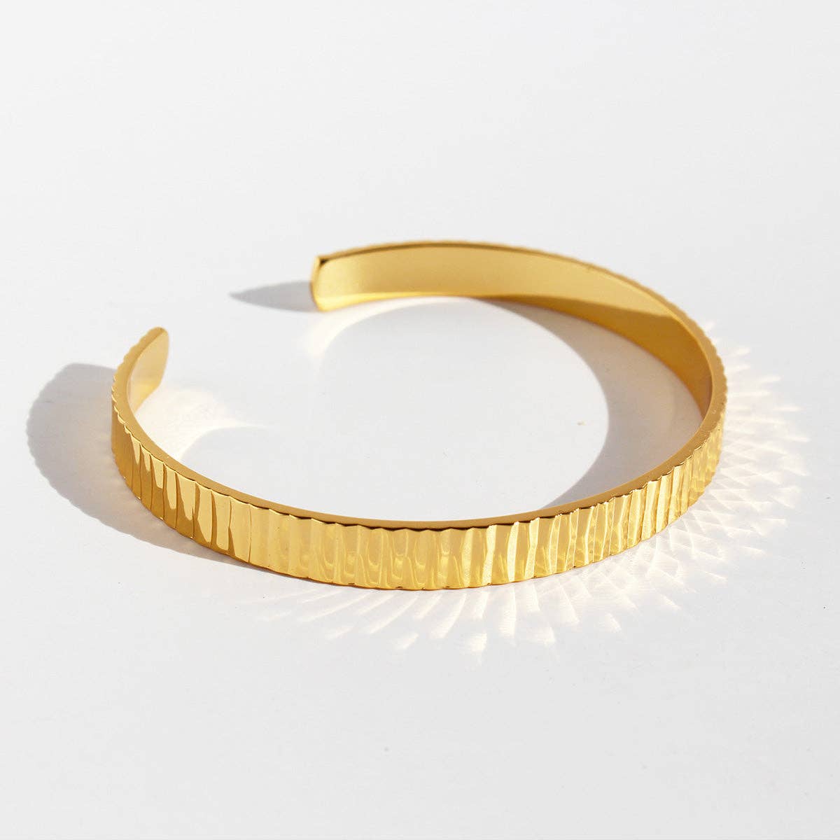Vergoldeter Damen-Armreif mit strukturierter Oberfläche | Karma Armband Karma