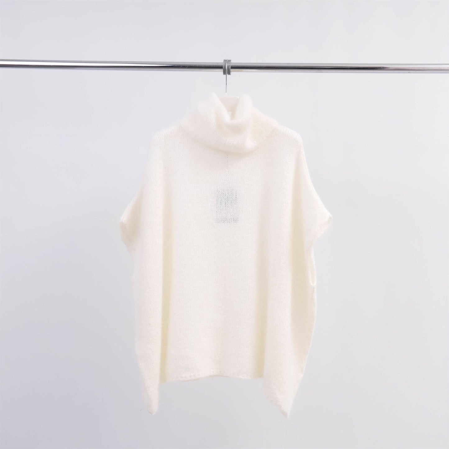 Oversize Rollkragen-Strickponcho – Cremefarben