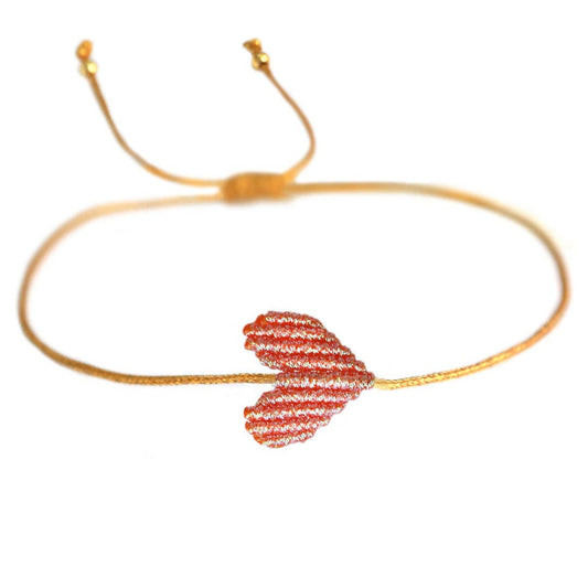 Feines Armband mit metallisch-orangem Herz – handgeknüpft & verstellbar