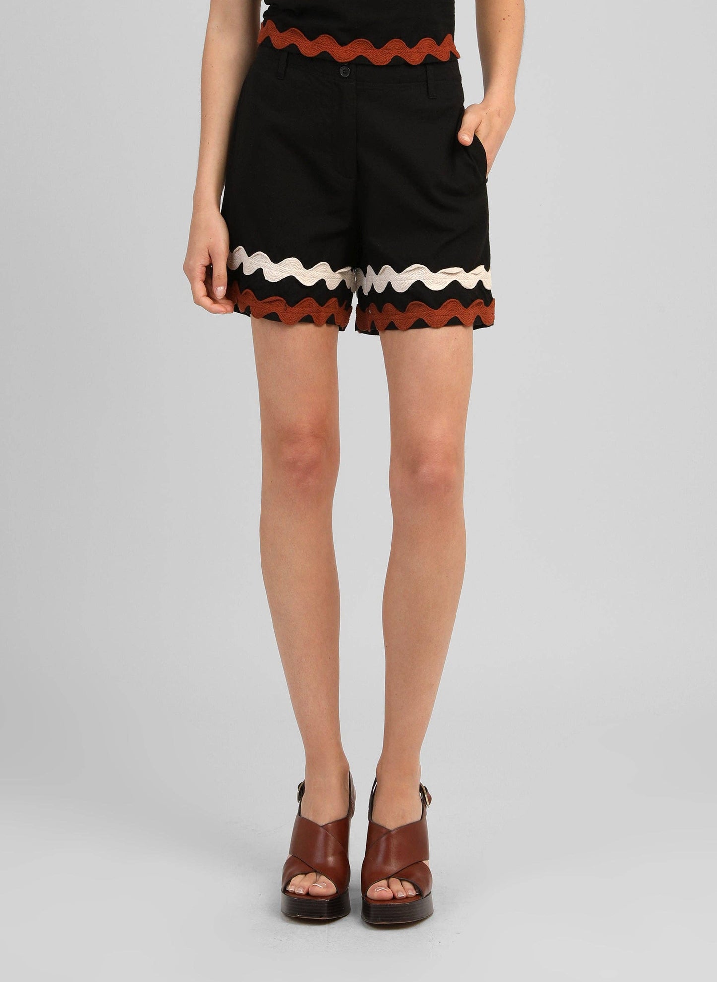 Shorts – Gr. S, Schwarz, Baumwollstickereien, gerader Schnitt | An’ge Shorts An'ge