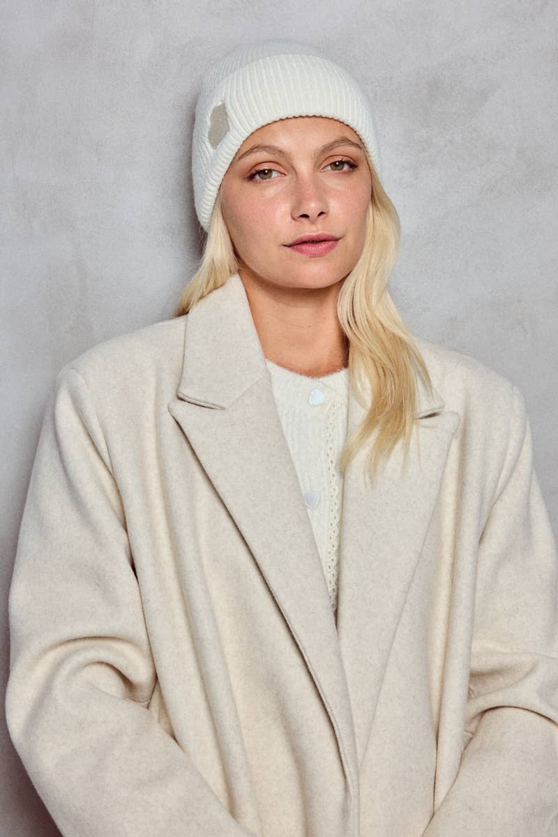 Wintermütze Grau mit Herz – Weiche & stilvolle Damenmütze