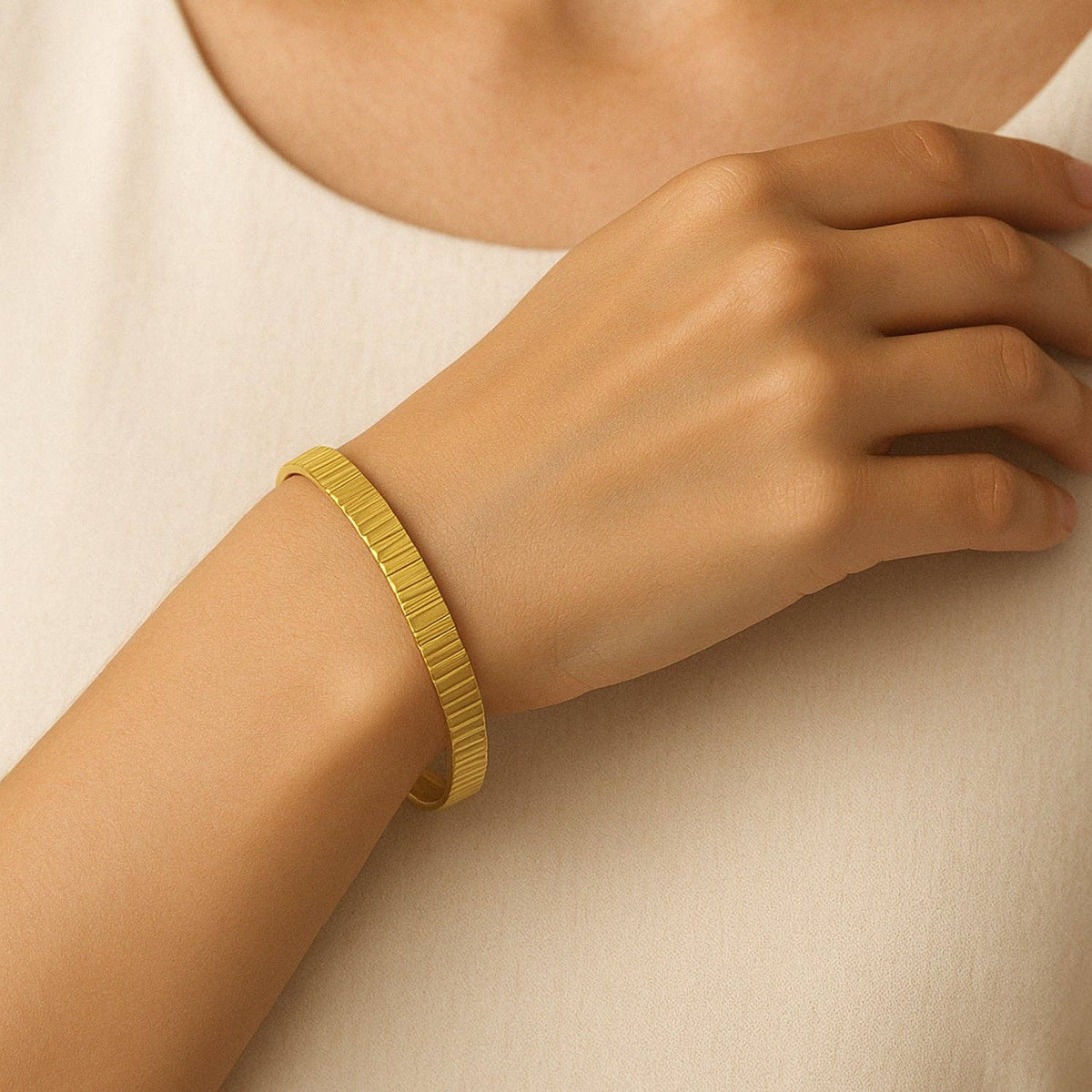 Vergoldeter Damen-Armreif mit strukturierter Oberfläche | Karma Armband Karma