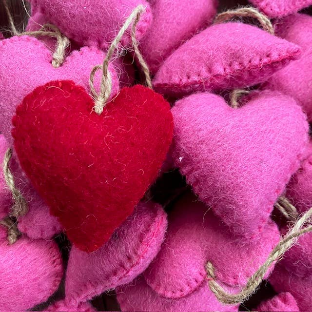 Herzanhänger Rosa – Handgefertigter Filzanhänger