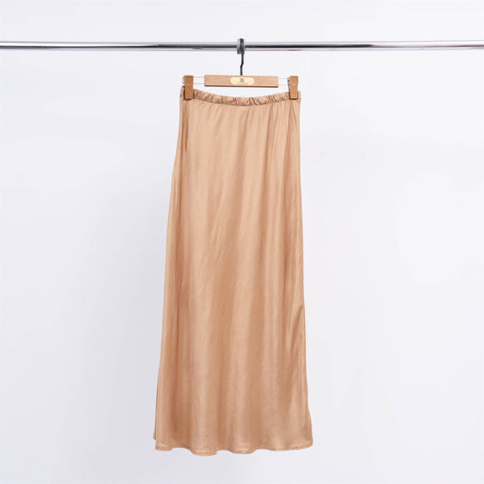 Satinrock in Beige – Fließend, elegant & zeitlos