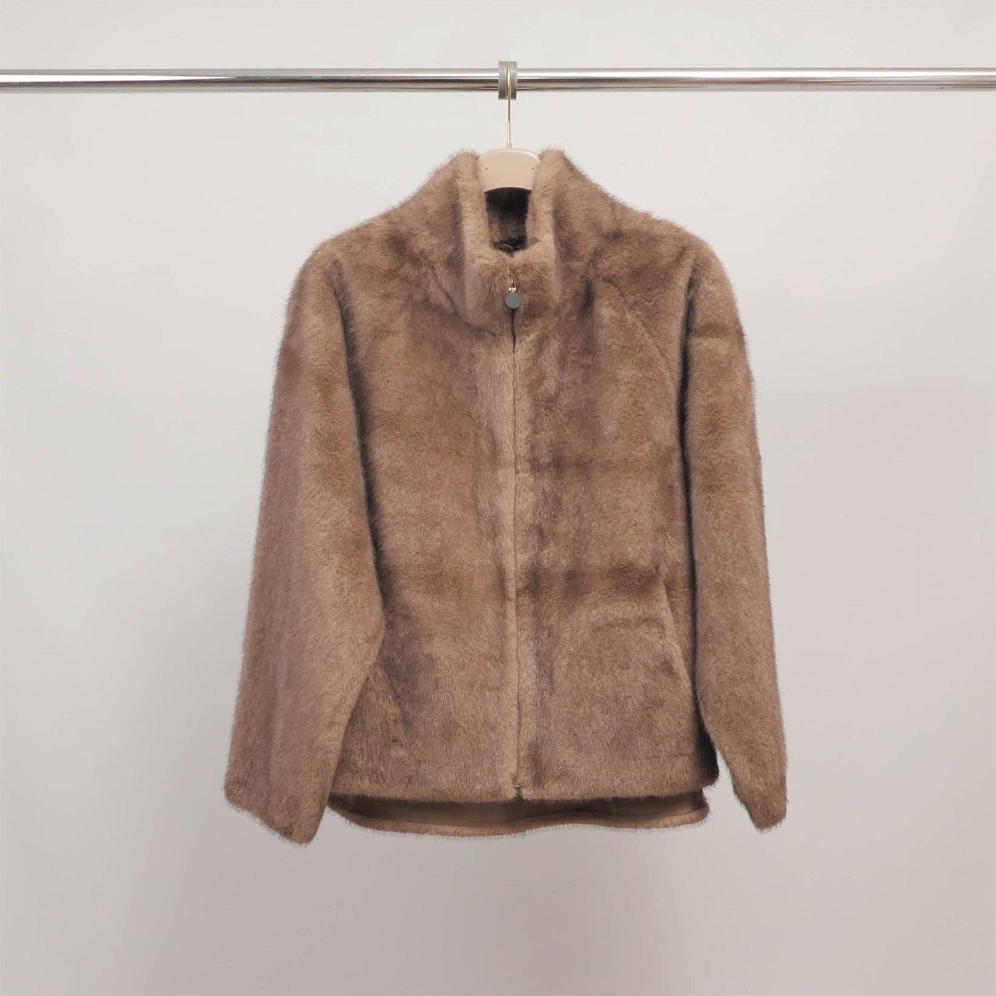 Kunstpelzjacke mit hohem Kragen – Taupe