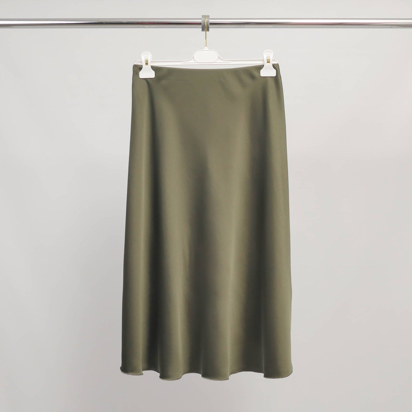 Midirock aus satinierter Viskose – Khaki