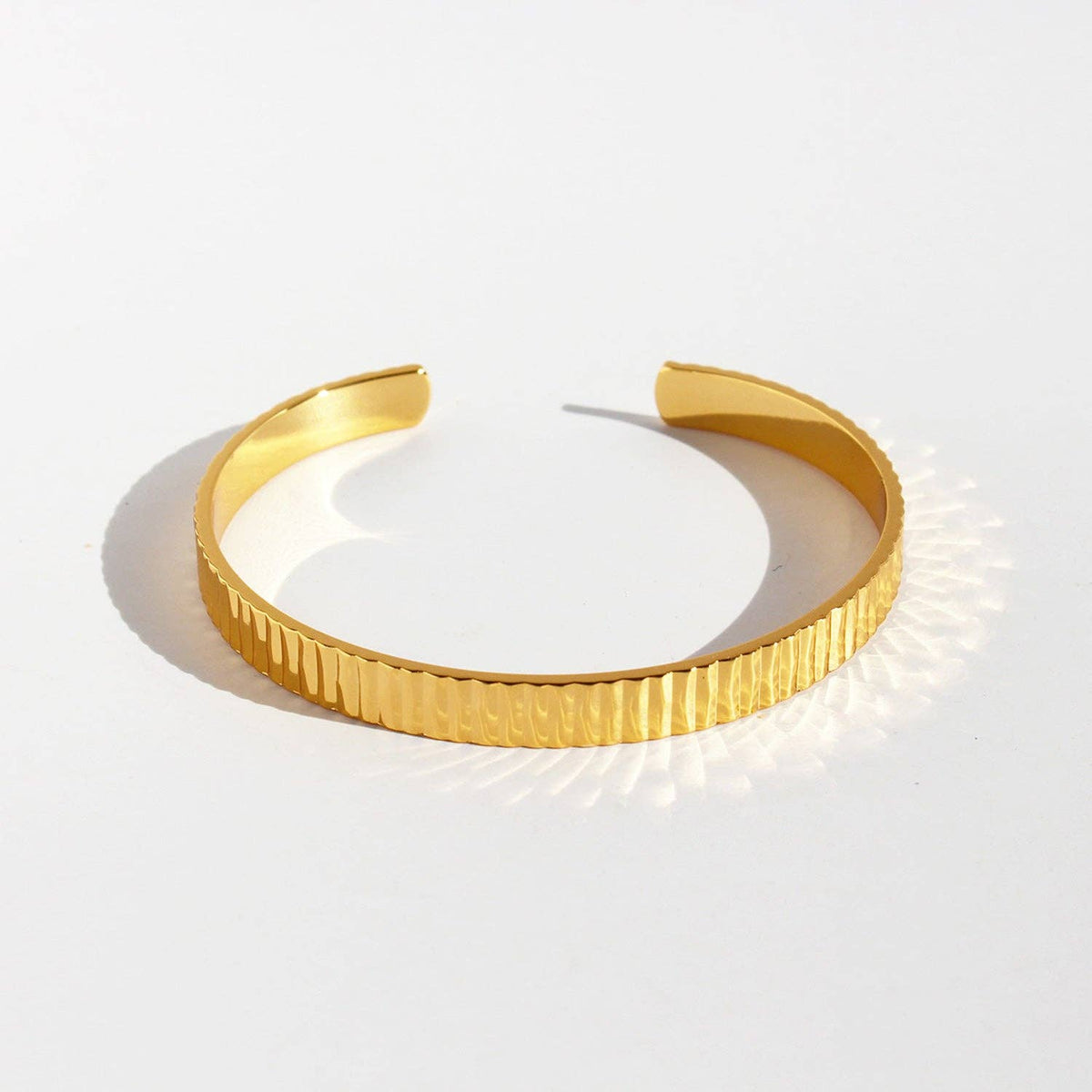 Vergoldeter Damen-Armreif mit strukturierter Oberfläche | Karma Armband Karma