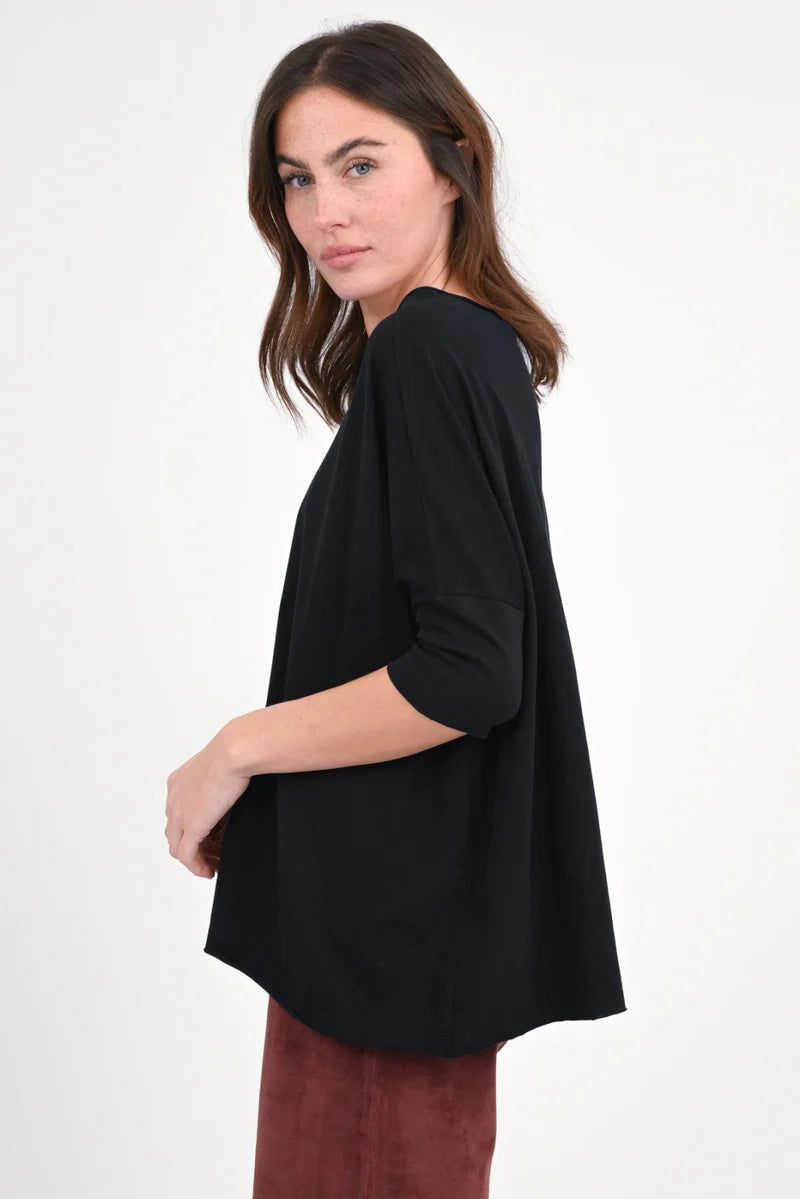Oversize T-Shirt „Papu“ in Schwarz von Love Joy Victory (Größe XS / S)