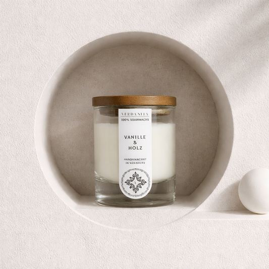 Soja-Duftkerze „Vanille & Holz“ – Wärme & Geborgenheit im Licht Duftkerze Das Zierwerk