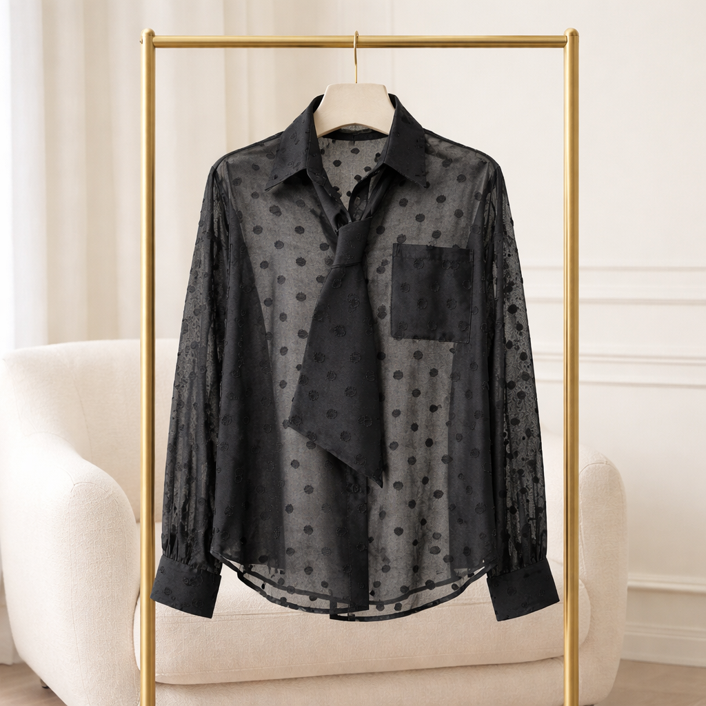 Elegante Voile-Bluse in Schwarz mit strukturierten Punkten Bluse Das Zierwerk
