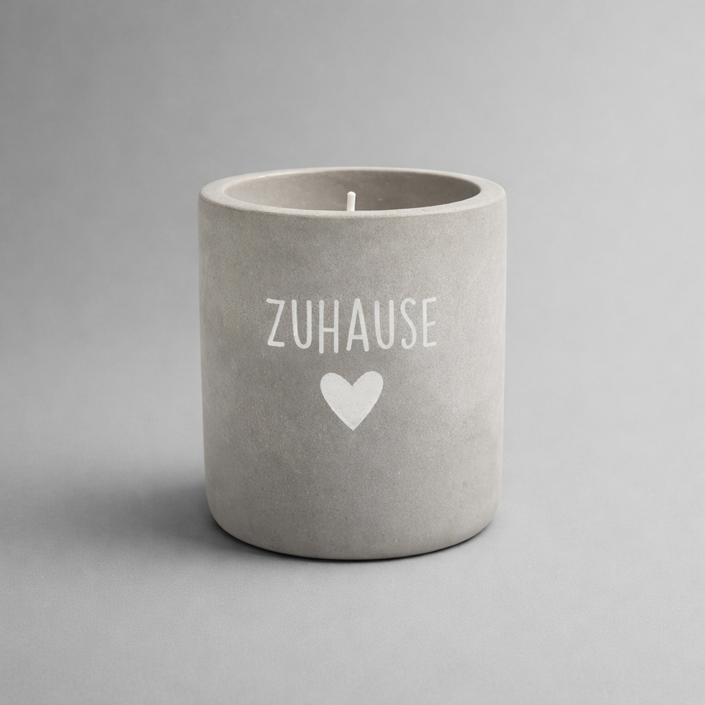 Beton-Kerze „Zuhause“ grau mit Herz – modernes Wohnaccessoire Kerze Das Zierwerk
